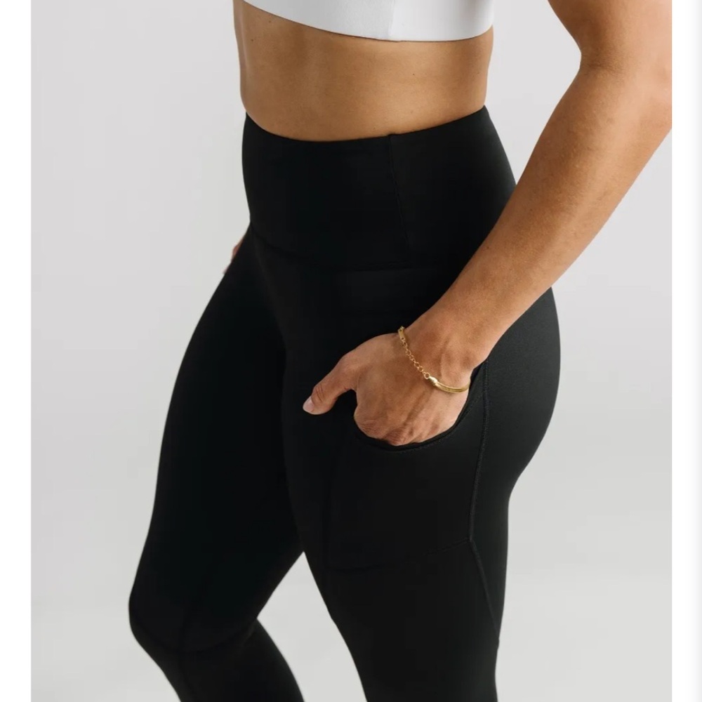 Black Pocket LnT Hi-rise Capri RC (20in) - Picture 4 of 6